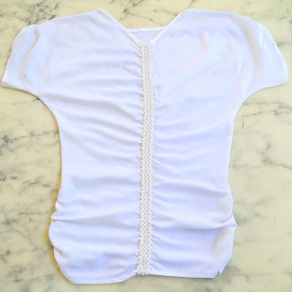 Long Short Sleeve Top with front sparkling design, elastic shoulders and sides. - Picture 3 of 7